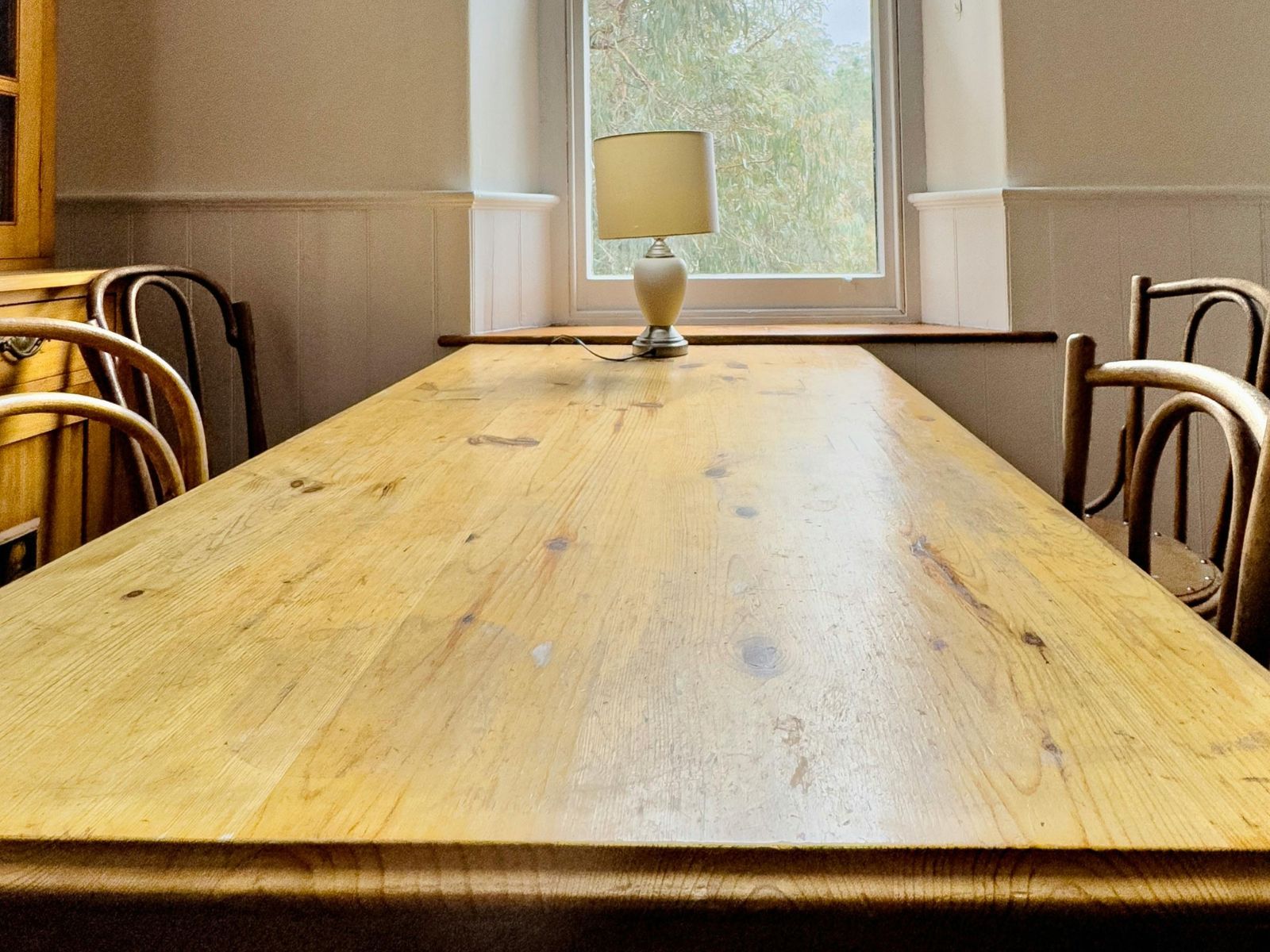 masivní lesklý dřevěný stůl ošetřený Rubio SheenPlus